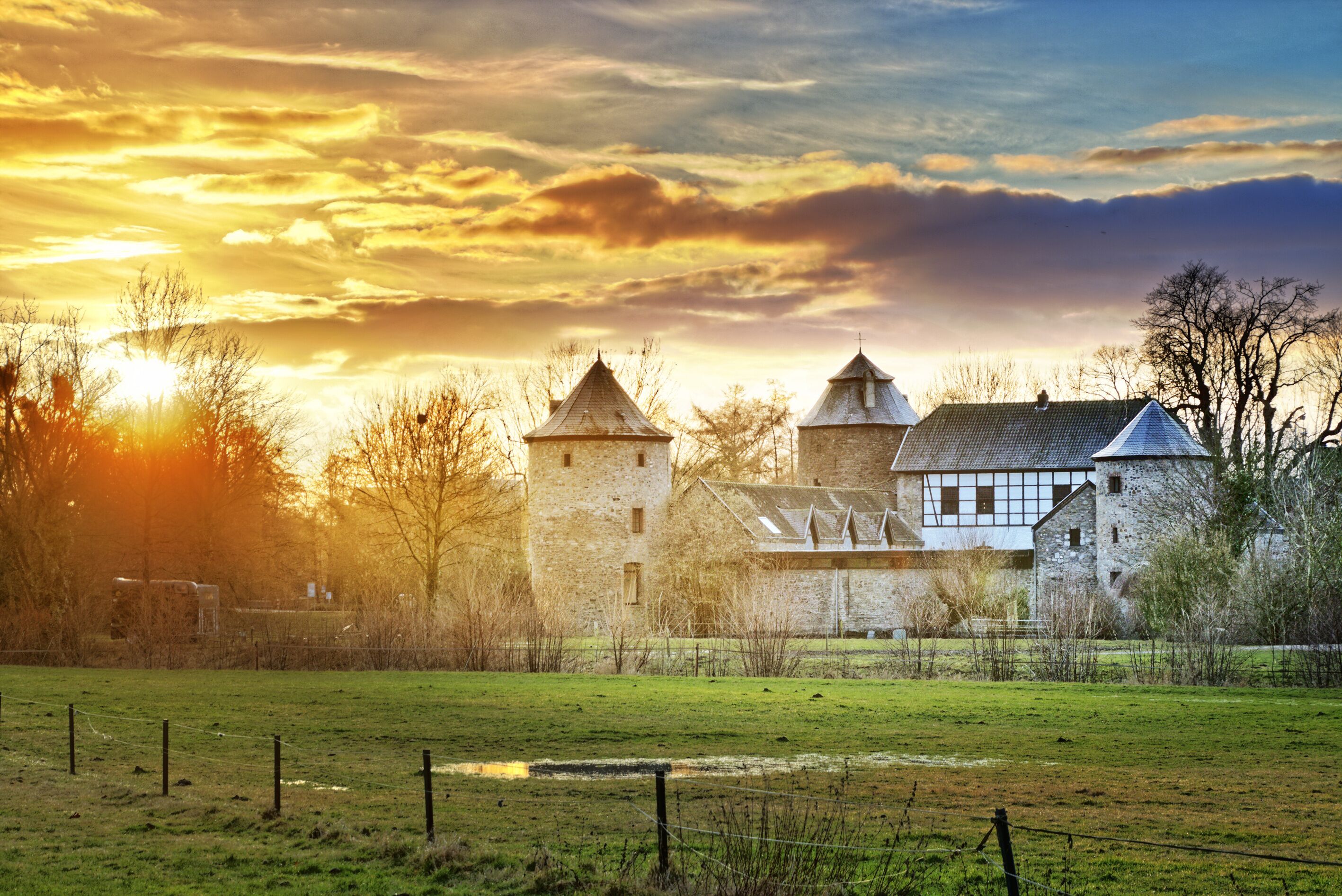 Ratingen, Wasserburg Haus zum Haus in Abendstimmung