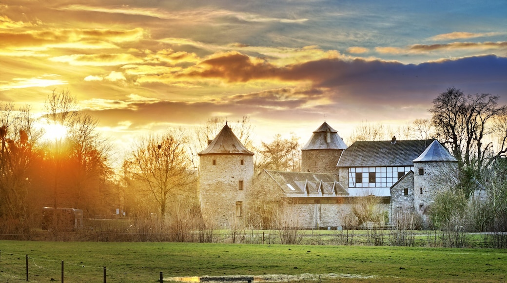 Ratingen, Wasserburg Haus zum Haus in Abendstimmung