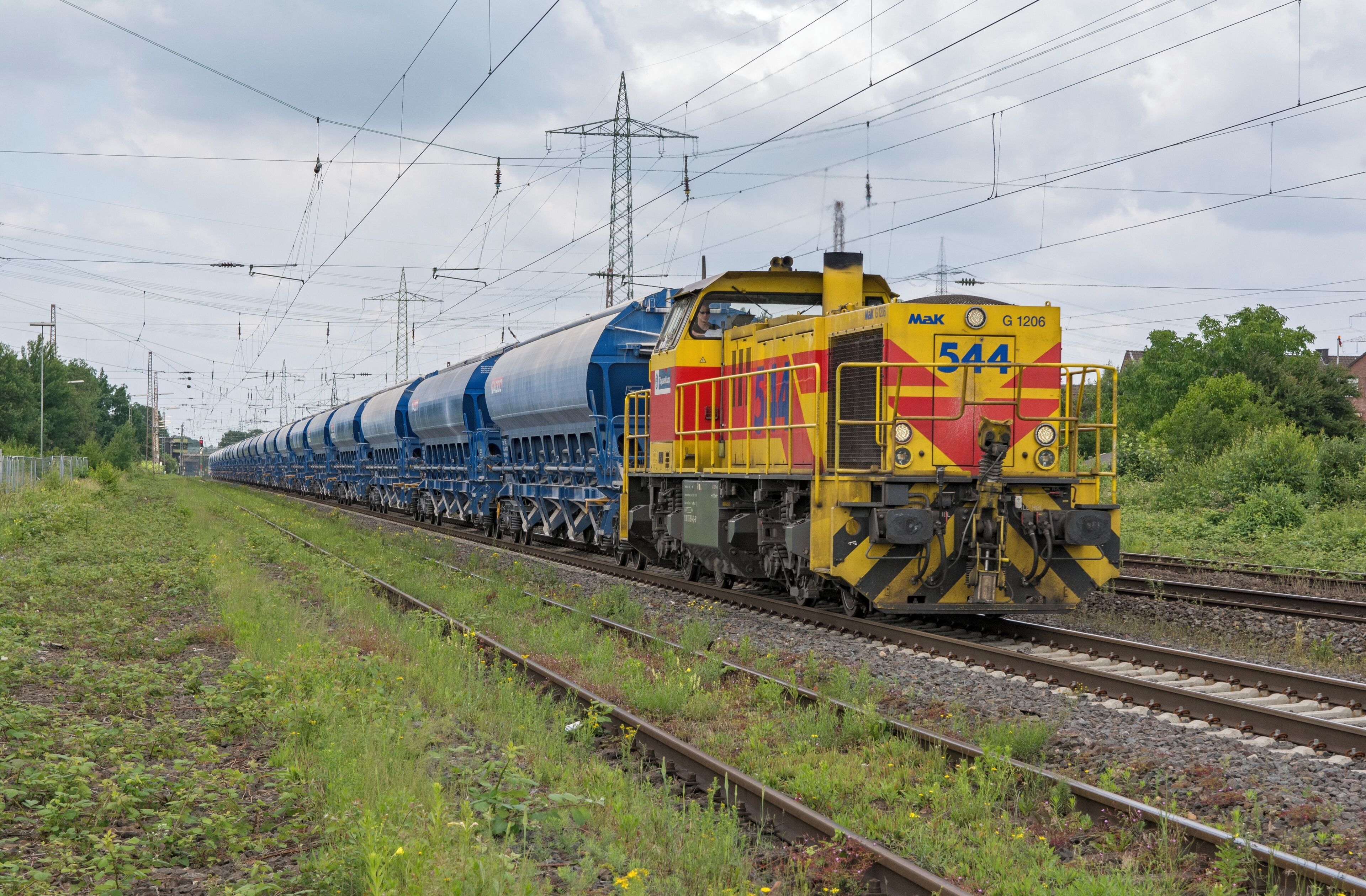Thyssen Krupp MaK G1206 544 met Tadns wagons door Lintorf , onderweg als DGS 95823 Oberhausen West Orw - Flandersbach