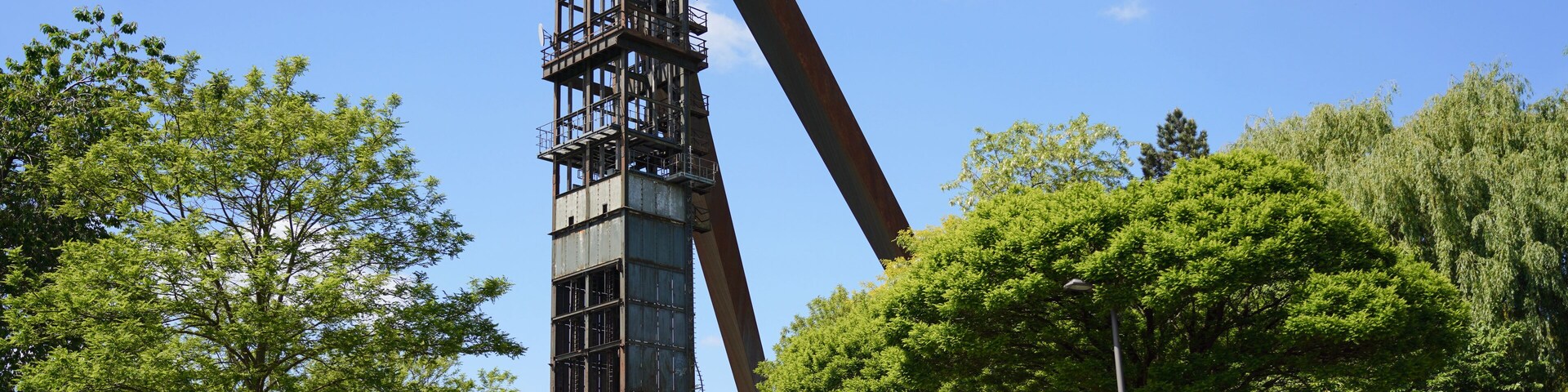 Industriekultur - Förderturm der Zeche Recklinghausen bei strahlendem Sonnenschein
