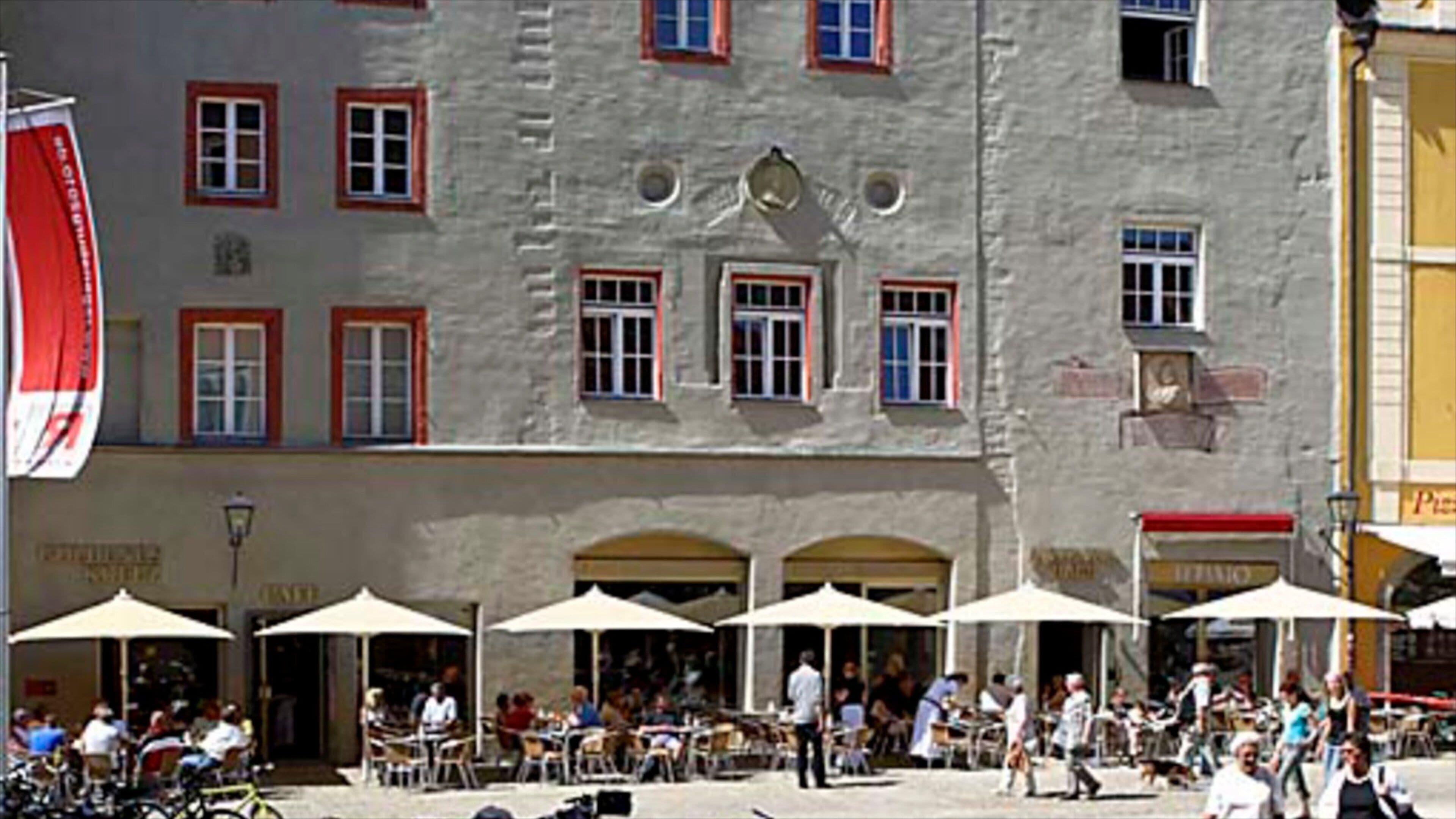Regensburg featuring heritage architecture, street scenes and outdoor eating