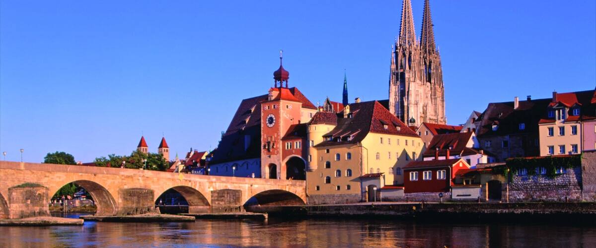 Regensburg welches beinhaltet Fluss oder Bach, historische Architektur und Brücke