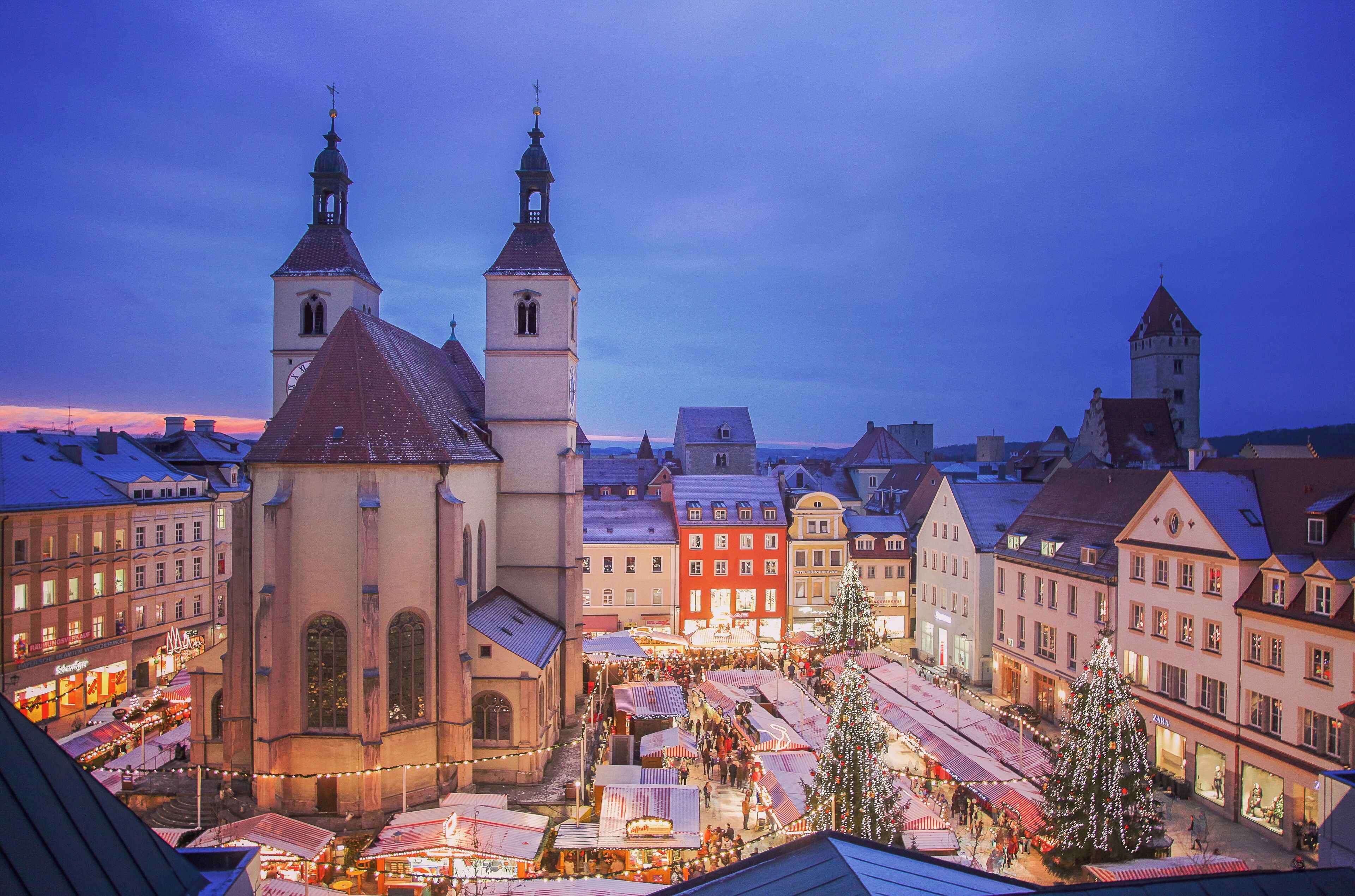 Germany, Regensburg, view of Christmas market