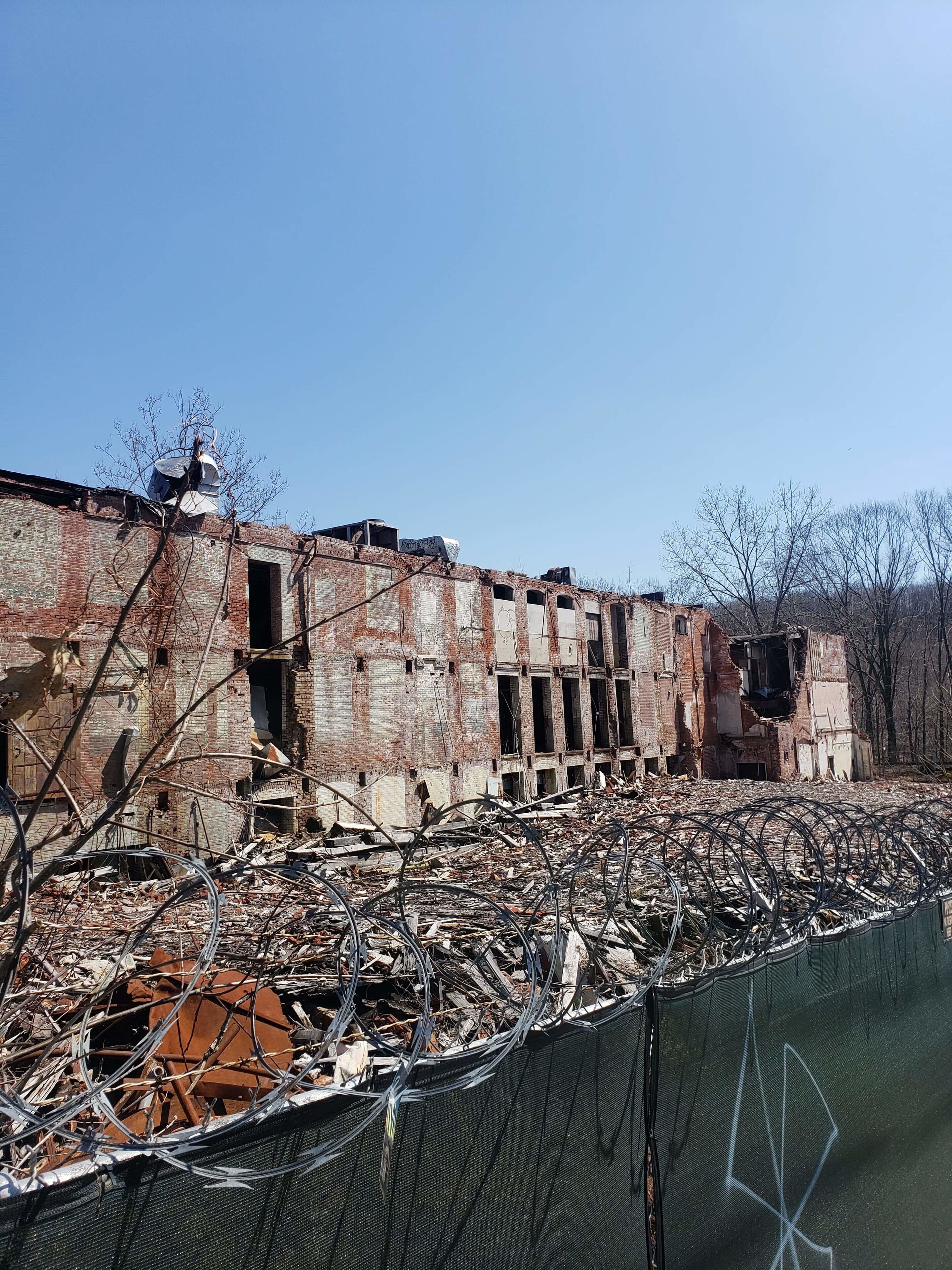 Stumbled upon the remains of an unknown factory
#abandondedbuilding #abandoned_places #factory #urbanexploration #urbanex #bando #abandoned