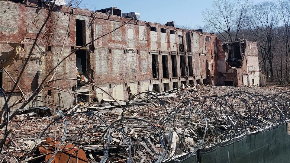Stumbled upon the remains of an unknown factory
#abandondedbuilding #abandoned_places #factory #urbanexploration #urbanex #bando #abandoned