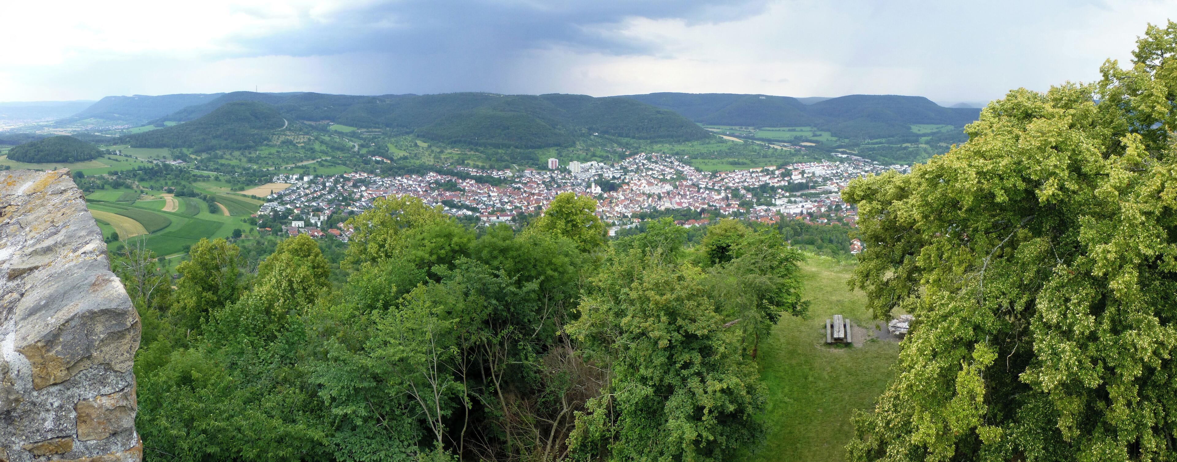 Panoramafoto vom Aussichtsturm Achalm mit Blick nach Südosten auf Eningen unter Achalm und die Traufkante der Schwäbischen Alb