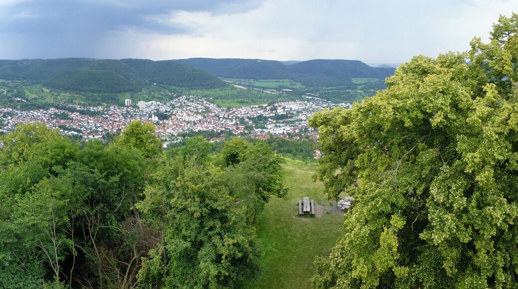 Panoramafoto vom Aussichtsturm Achalm mit Blick nach Südosten auf Eningen unter Achalm und die Traufkante der Schwäbischen Alb