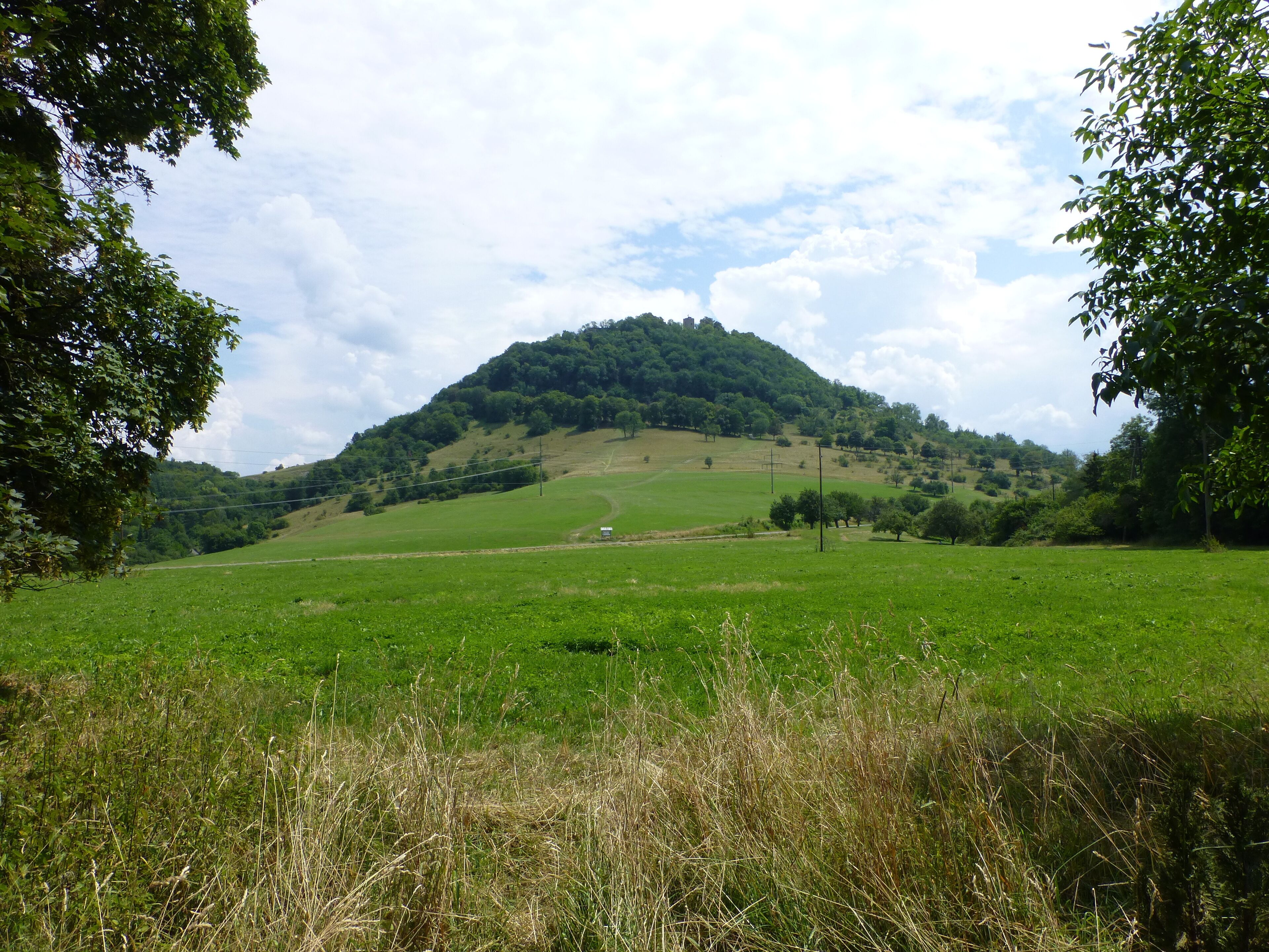 Die Achalm, der Hausberg von Reutlingen; Blick vom Parkplatz nach dem Scheibengipfel