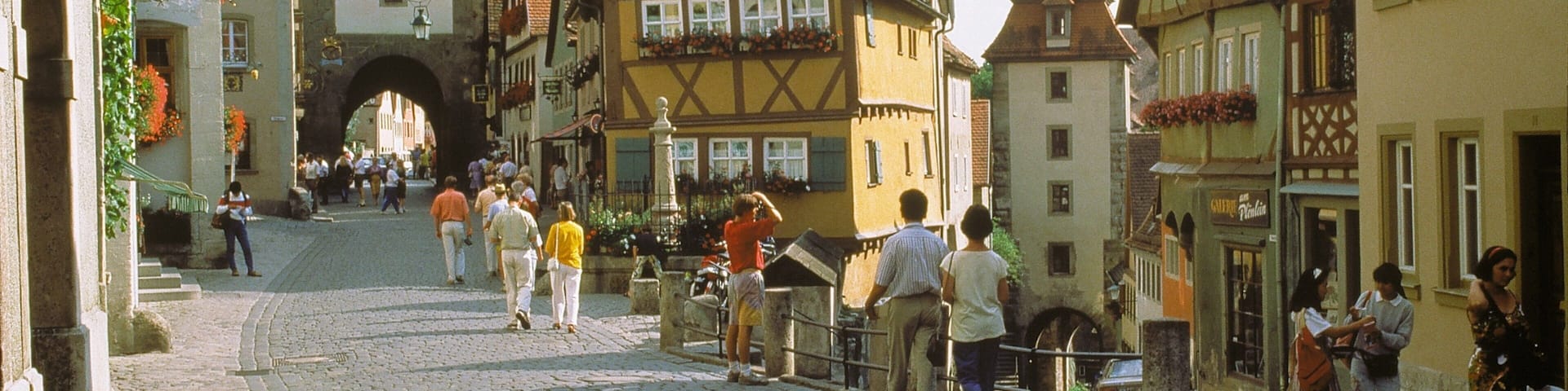 Rothenburg o. d. Tauber mit einem Straßenszenen und historische Architektur sowie große Menschengruppe