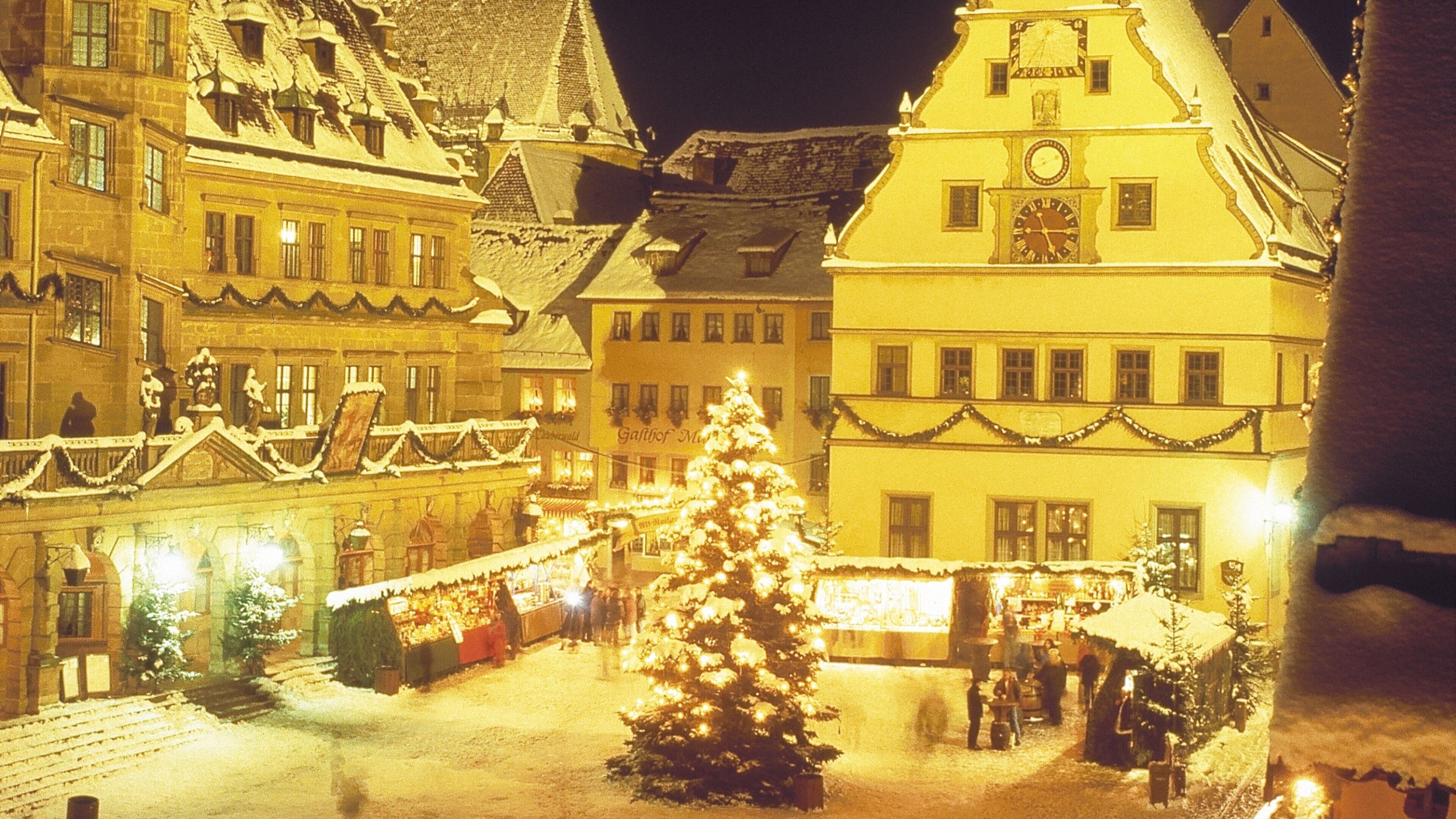 Rothenburg ob der Tauber showing a square or plaza, snow and night scenes