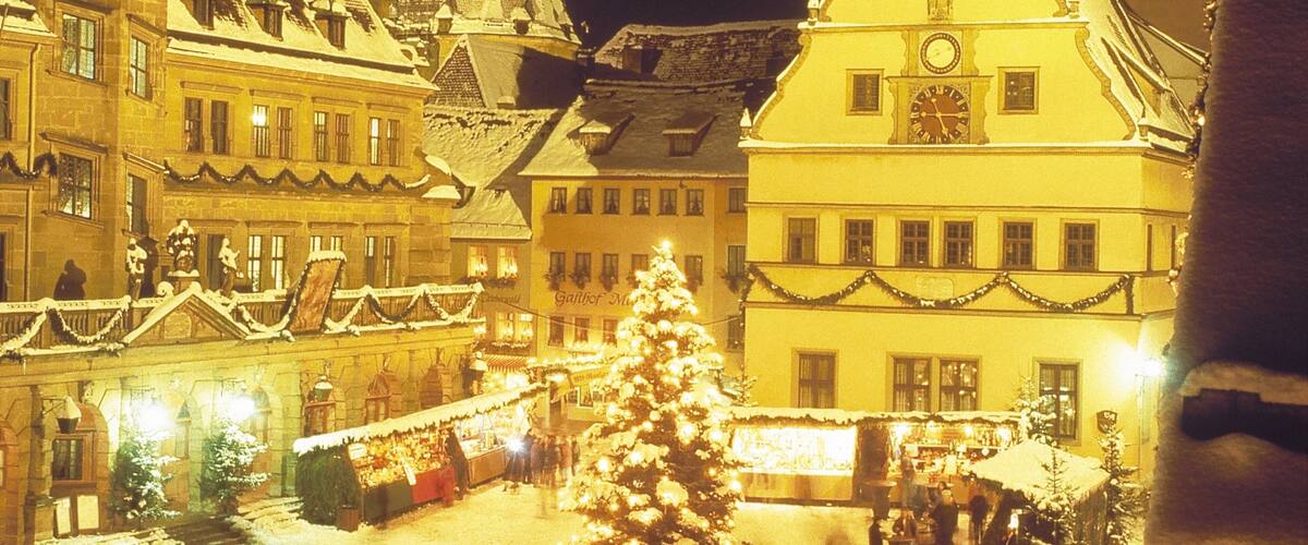 Rothenburg ob der Tauber johon kuuluu yökuvat, lunta ja tori