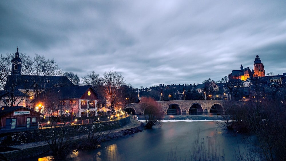 Blick auf die alte Lahnbrücke und den Wetzlarer Dom im Hintergrund.