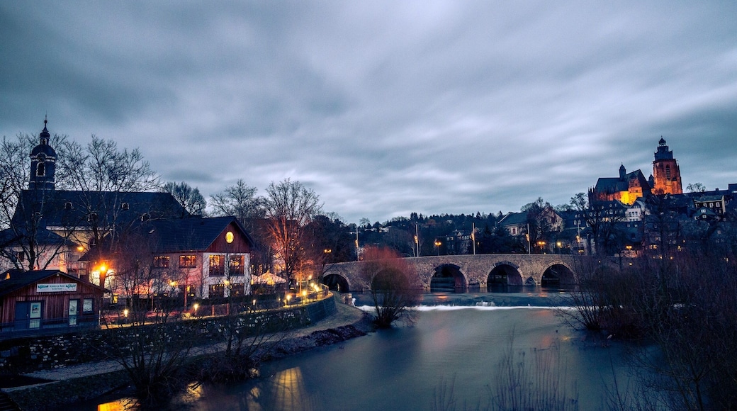 Blick auf die alte Lahnbrücke und den Wetzlarer Dom im Hintergrund.