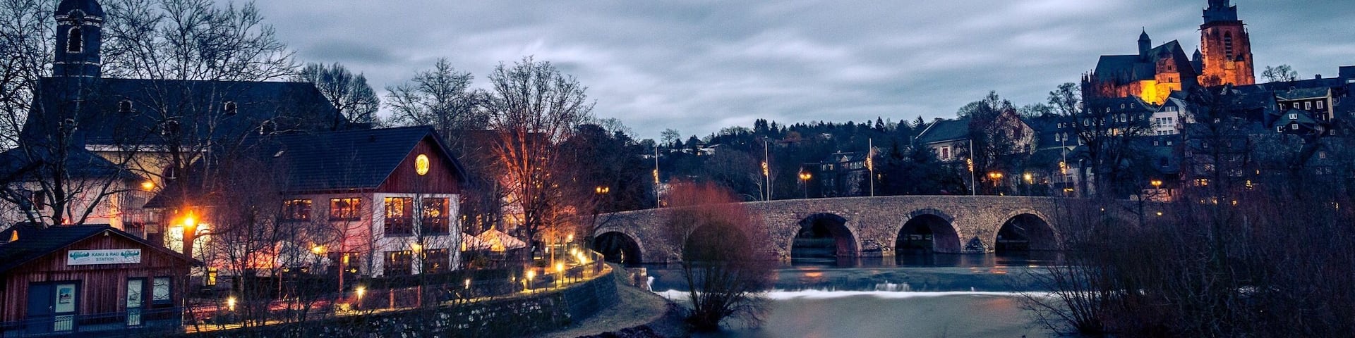 Blick auf die alte LahnbrĂŒcke und den Wetzlarer Dom im Hintergrund.