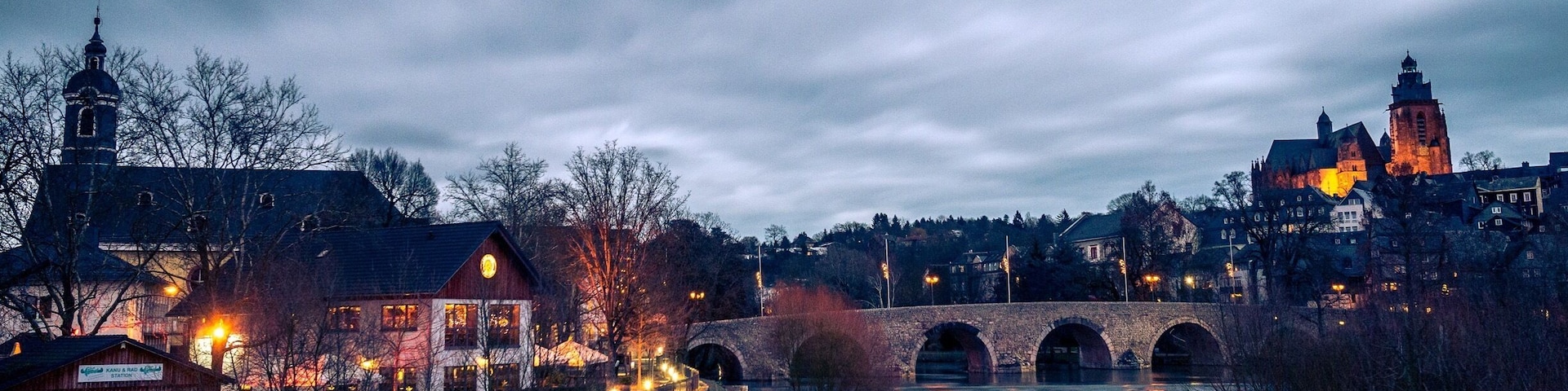 Blick auf die alte Lahnbrücke und den Wetzlarer Dom im Hintergrund.