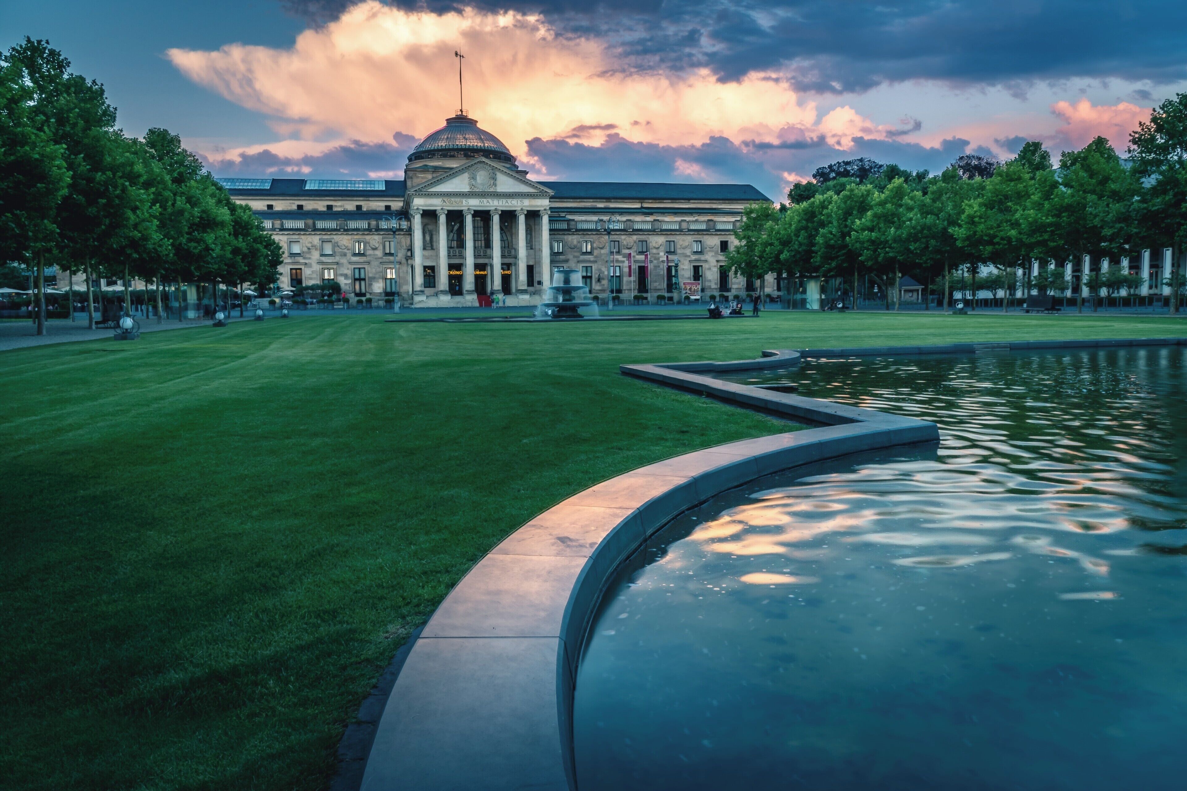 Epic sunset of the sun above the Kurhause in Wiesbaden. This place has a really big photography potencial.

#Details #bvsquad #germany #wiesbaden #kurhaus