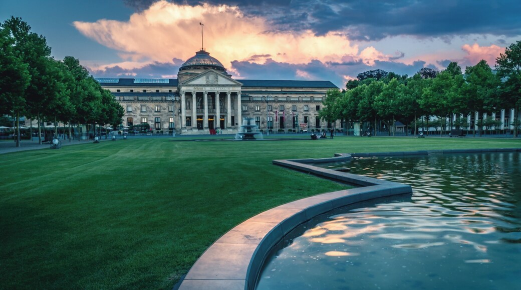 Epic sunset of the sun above the Kurhause in Wiesbaden. This place has a really big photography potencial.
#Details #bvsquad #germany #wiesbaden #kurhaus