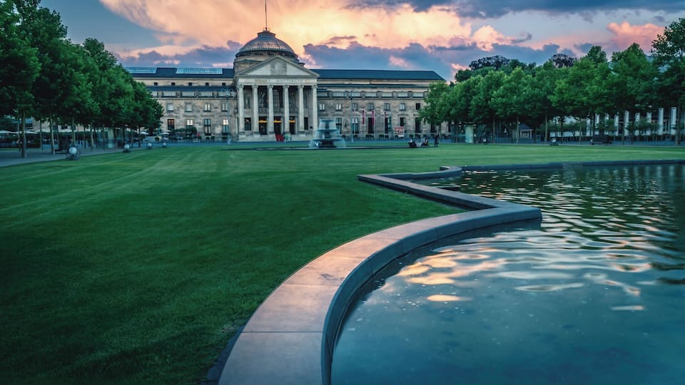 Epic sunset of the sun above the Kurhause in Wiesbaden. This place has a really big photography potencial.
#Details #bvsquad #germany #wiesbaden #kurhaus
