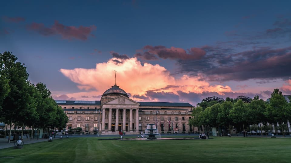 Kurhaus in Wiesbaden is one my of favorites photo spots in this city.
#bvsquad #germany #wiesbaden #sunset