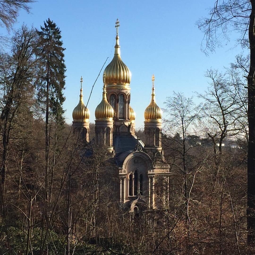 Beautiful little Russian chapel (built from 1847 to 1855) along the way to  the Neroberg temple (around 245 m.a.s.l.). #hikinggermany
