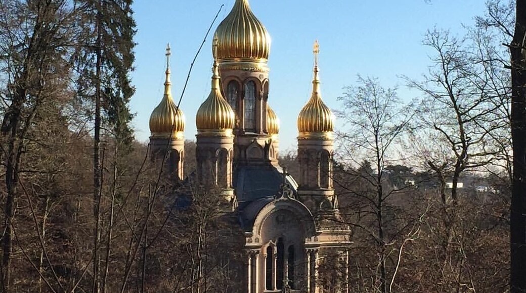 Beautiful little Russian chapel (built from 1847 to 1855) along the way to the Neroberg temple (around 245 m.a.s.l.). #hikinggermany