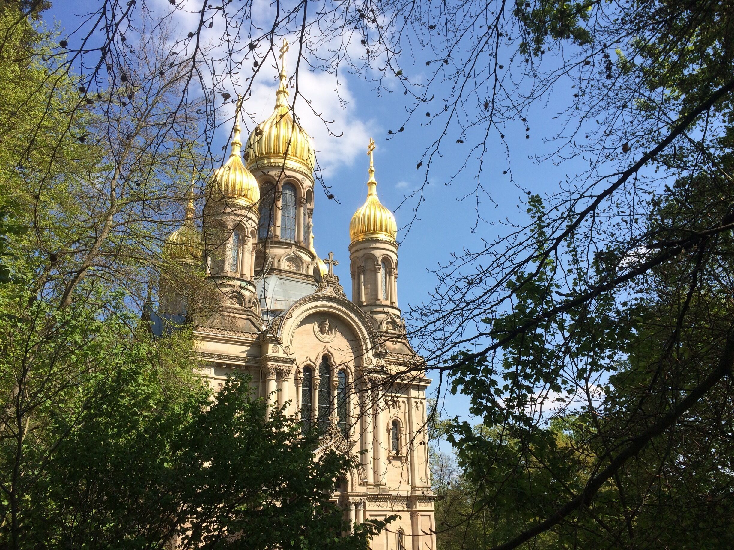 The church of St. Elisabeth is a Russian Orthodox Church located on the Neroberg in Wiesbaden. It's golden onion-shaped domes are typical for Russian churches.