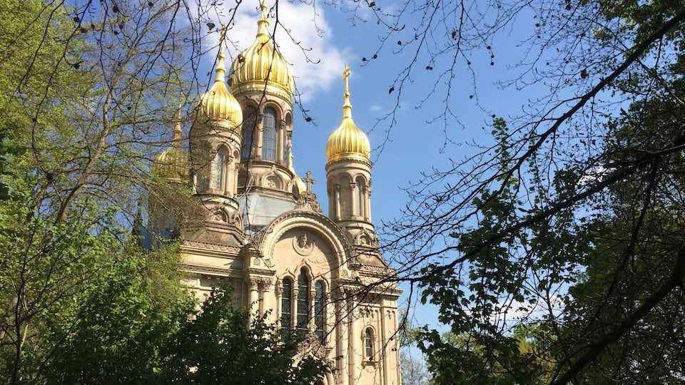 The church of St. Elisabeth is a Russian Orthodox Church located on the Neroberg in Wiesbaden. It's golden onion-shaped domes are typical for Russian churches.