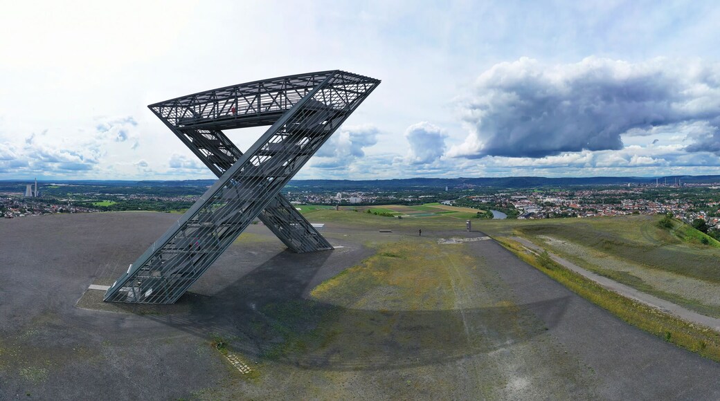 Das Saarpolygon ist eine stählerne Skulptur und ein Denkmal zur Erinnerung an den im Juni 2012 endgültig beendeten Steinkohlebergbau im Saarrevier. Saarlouis, Saarland, Deutschland
