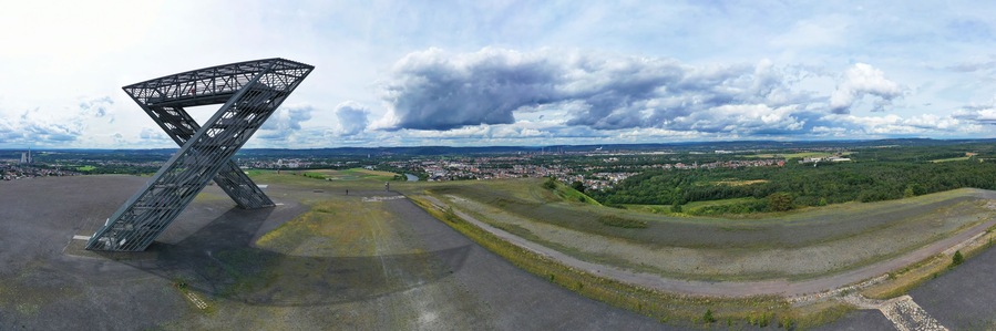 Das Saarpolygon ist eine stählerne Skulptur und ein Denkmal zur Erinnerung an den im Juni 2012 endgültig beendeten Steinkohlebergbau im Saarrevier. Saarlouis, Saarland, Deutschland