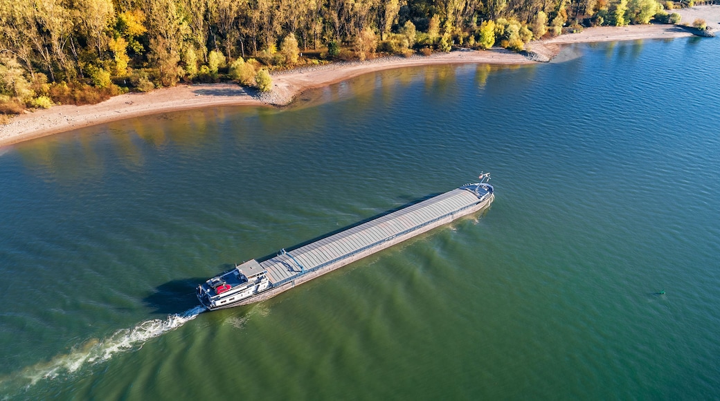 Tanker auf dem Rhein von Oben