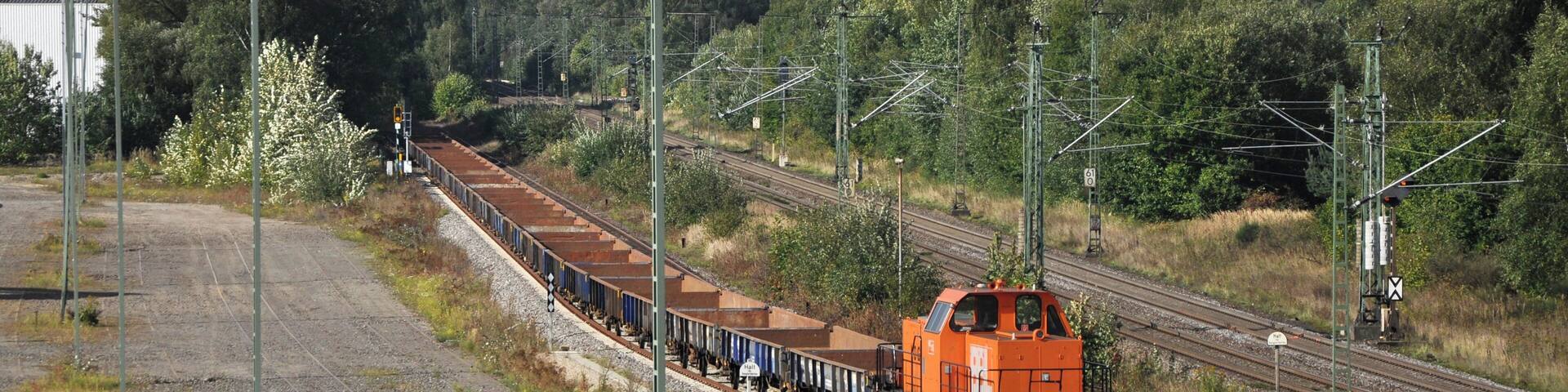 The former shunting area V in Stolberg has been abandoned and flattened. The tracks for the Ringbahn Herzogenrath-Alsdorf-Stolberg, however, are already finished in this place. Therefore, track construction trains are often parked here. This one is pulled by BBL 15, UIC ident. 92 80 1214 026-7.