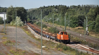 The former shunting area V in Stolberg has been abandoned and flattened. The tracks for the Ringbahn Herzogenrath-Alsdorf-Stolberg, however, are already finished in this place. Therefore, track construction trains are often parked here. This one is pulled by BBL 15, UIC ident. 92 80 1214 026-7.