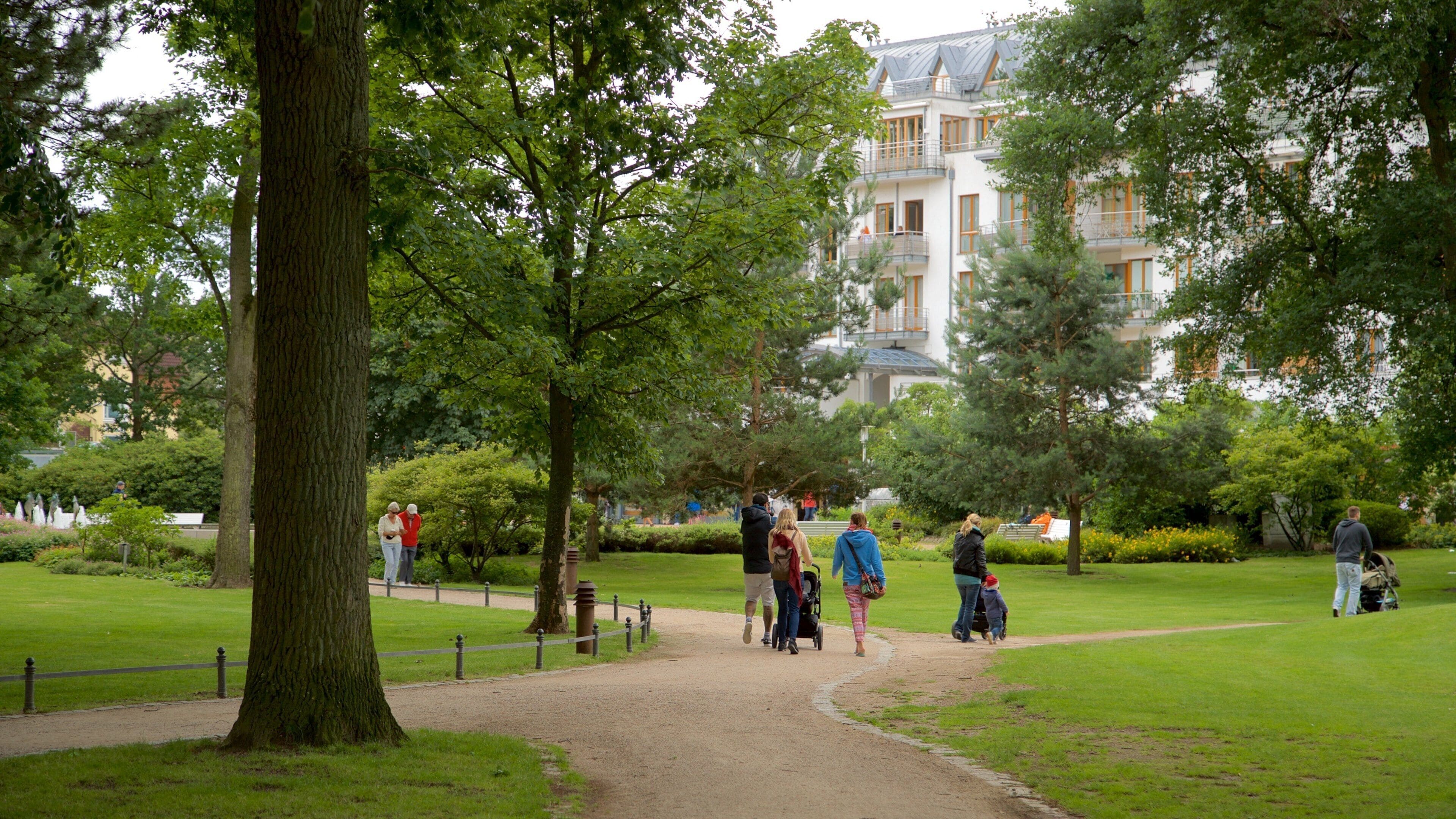 Timmendorfer Strand which includes a garden as well as a small group of people