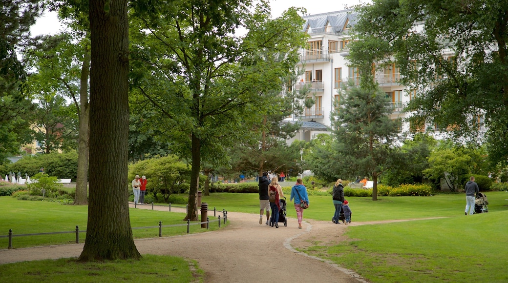 Timmendorfer Strand which includes a garden as well as a small group of people