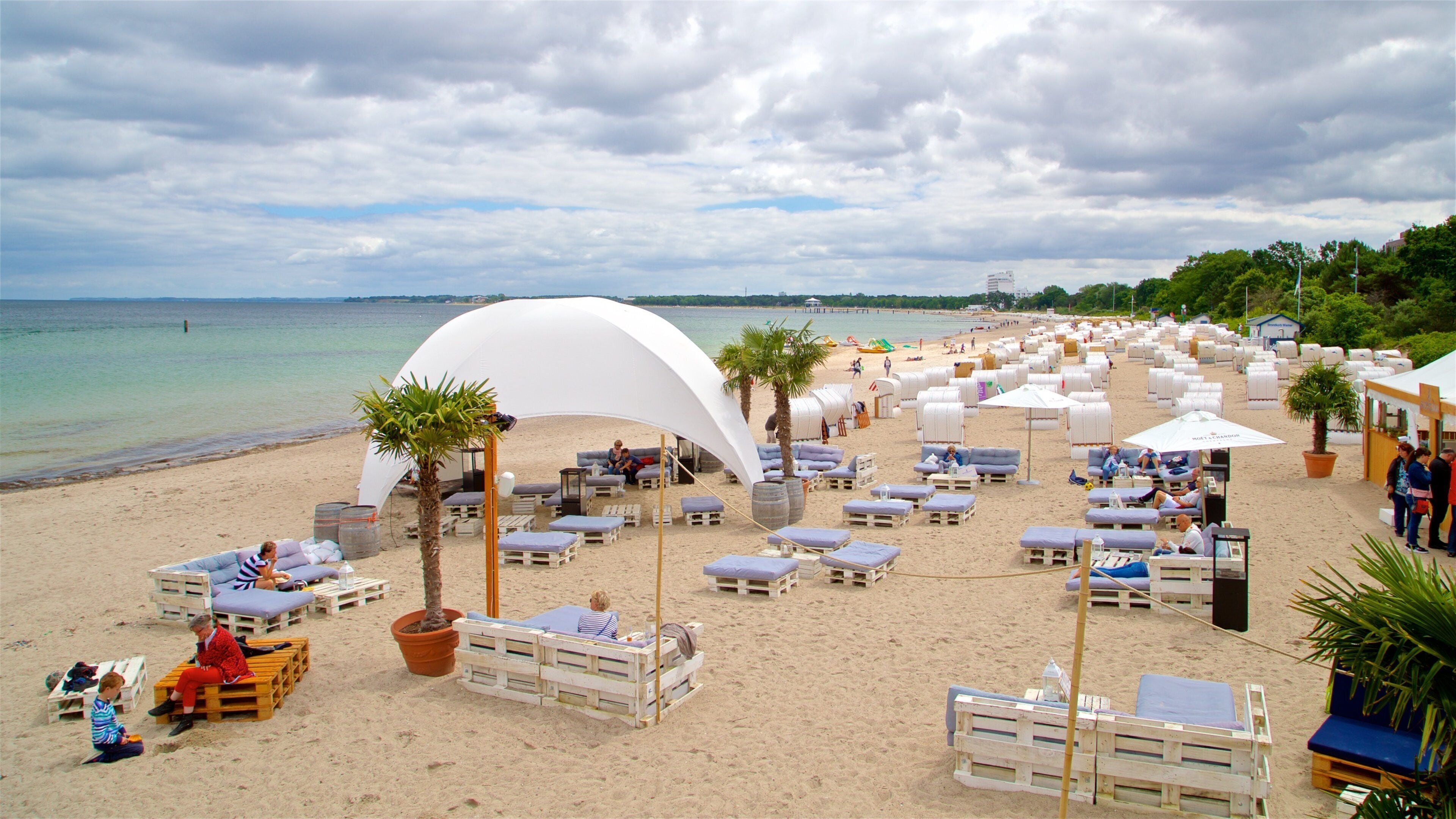 Timmendorfer Strand som viser en sandstrand og udsigt over kystområde