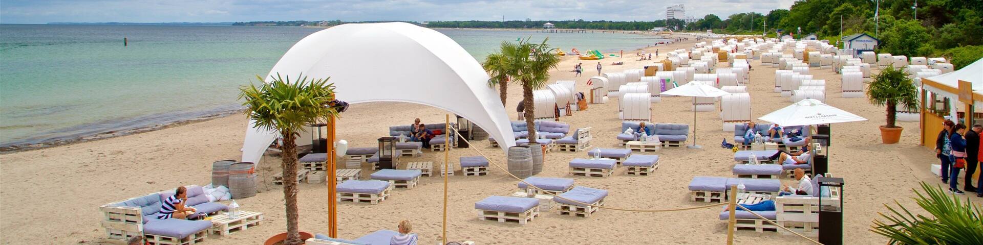 Timmendorfer Strand showing a sandy beach and general coastal views