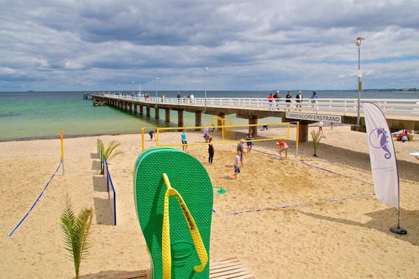 Timmendorfer Strand mit einem allgemeine Küstenansicht und Sandstrand sowie kleine Menschengruppe