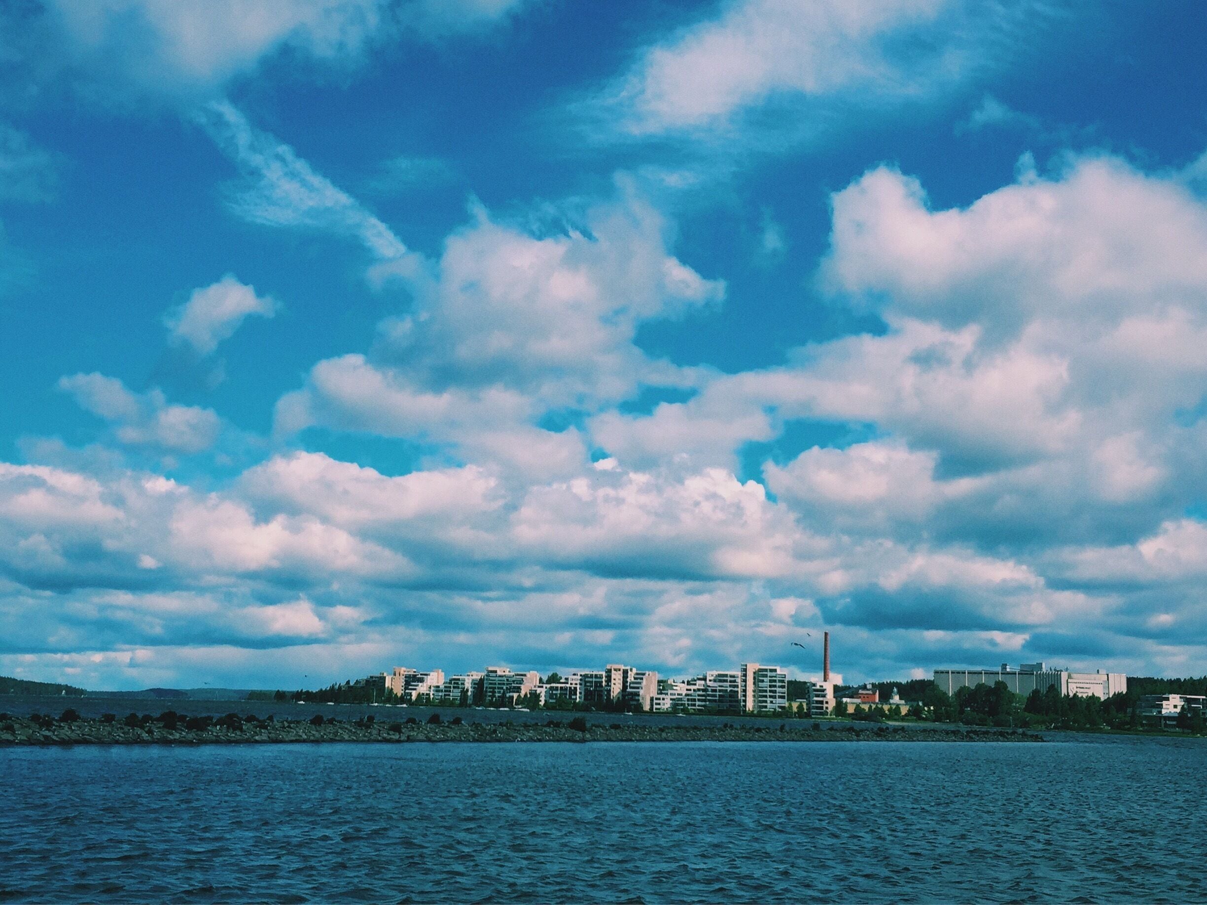 Many great bars, restaurants and coffee shops right on the harbor