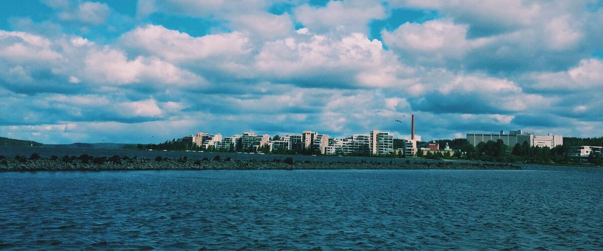 Many great bars, restaurants and coffee shops right on the harbor