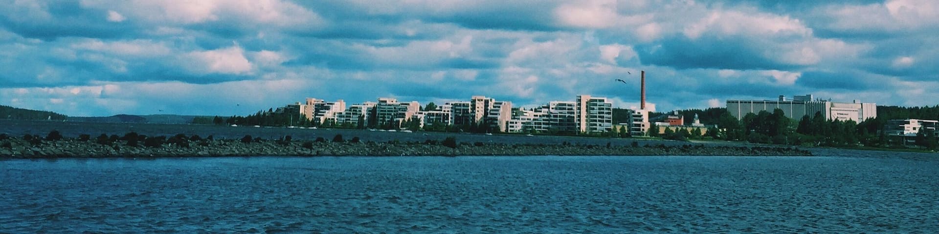 Many great bars, restaurants and coffee shops right on the harbor