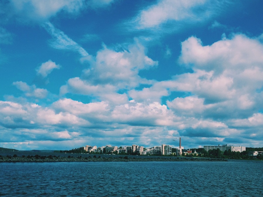 Many great bars, restaurants and coffee shops right on the harbor