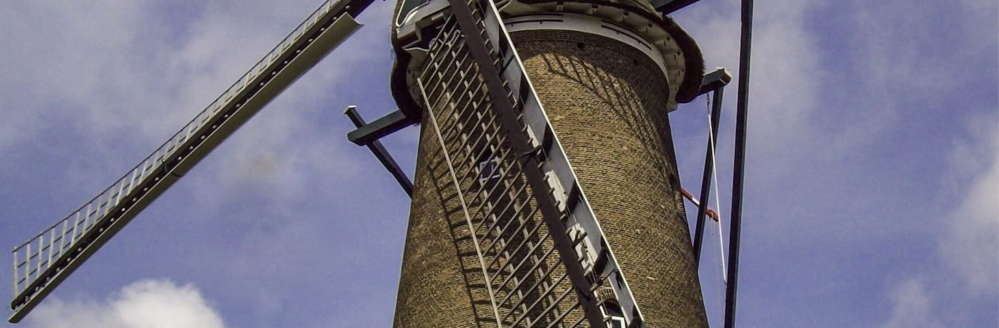 A few years ago we were in Alkmaar. Who think of Alkmaar, think Molen van Piet (and of course cheese). Strongly and vigorously, the monumental mill sets out above the surrounding city-building. This is where everyone knows the Netherlands, of course, the windmills. In the Limburg Heuvelland where I live, you mostly encounter watermills.
Piet's Mill is a typical city mill, beautifully situated on the Alkmaar Singel, where you enter the city from Kennemerstraatweg. With its majestic revolving wings, the mill attracts all the attention, not only from Alkmaar's own but also from the tourists who do Alkmaar.
The mill was built in 1769 and then served as a grain mill. Since 1993, the witches only run 'for the prince'.
The North Holland city of Alkmaar has two other mills, but I undoubtedly find it the most beautiful of the couple.
#holland #dutch #alkmaar #windmill #piet