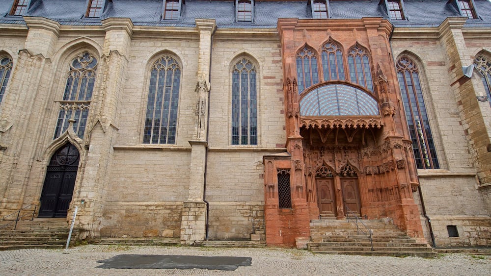 Ein historisches Gebäude mit großen Bogenfenstern und aufwendigen Steinverzierungen.