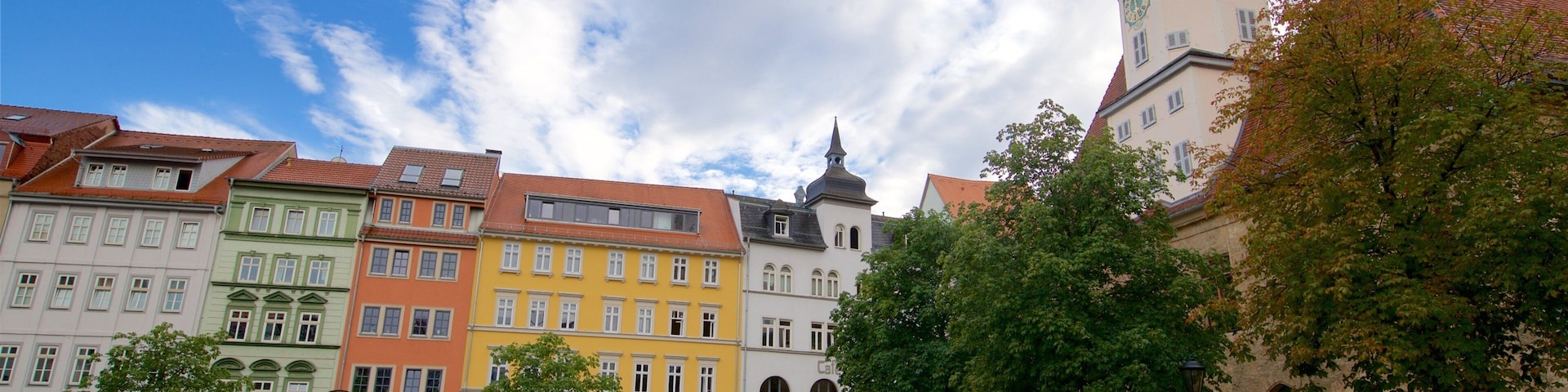 Jena que inclui cenas de rua, uma praça ou plaza e elementos de patrimônio