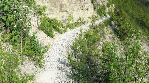 Zu sehen ist ein Wanderweg an der Johannesberg-Horzontale mit Blick gen Süd-Osten. Das Foto ist im Naturschutzgebiet "Kernberge und Wöllmisse" bei Jena entstanden.