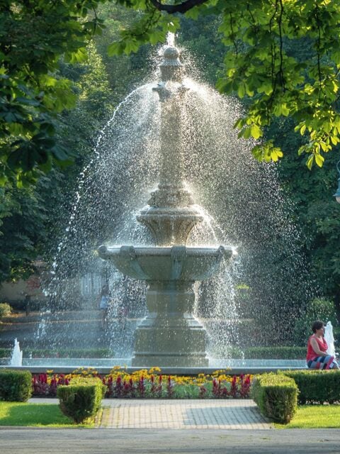 Uma fonte escalonada com jatos de água em um parque.