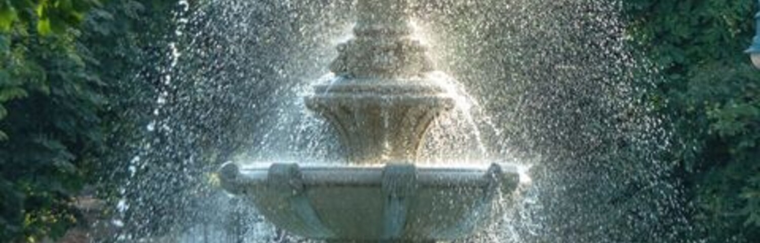 Uma fonte escalonada com jatos de água em um parque.