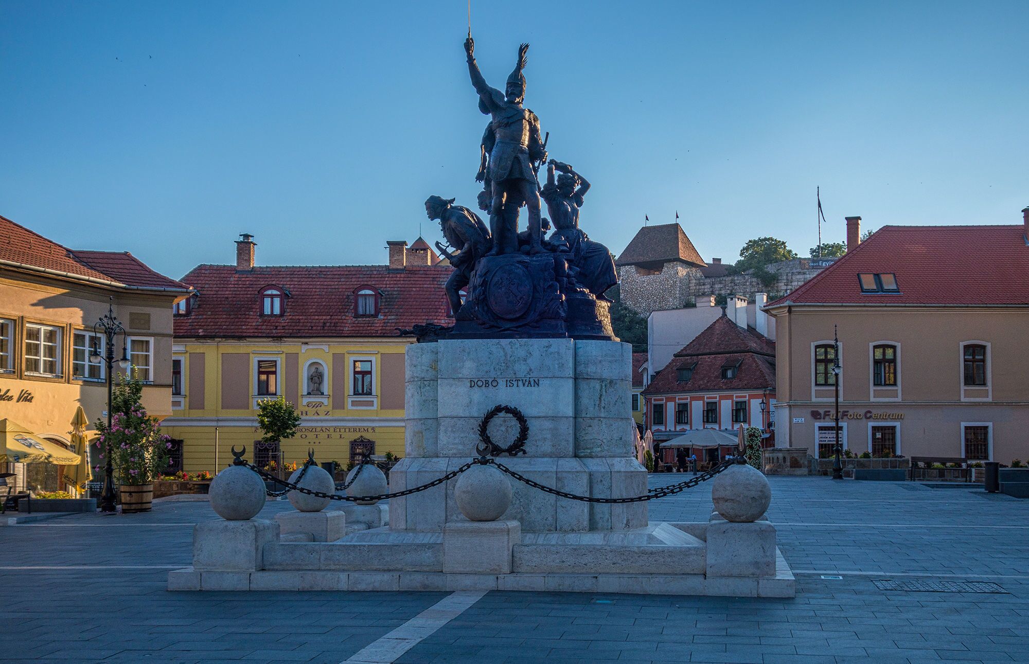 Captain Istvan Dobo became famous in 1552, when he defended the fortress and the city of Eger, without retreating before the army of Turks many times larger in number. During the defense of the Eger stronghold on September 9 - October 18, 1552, together with 2100 defenders, the captain successfully resisted the onslaught of the 80,000th Turkish army, thereby disrupting the plan for the Turks to attack Vienna.