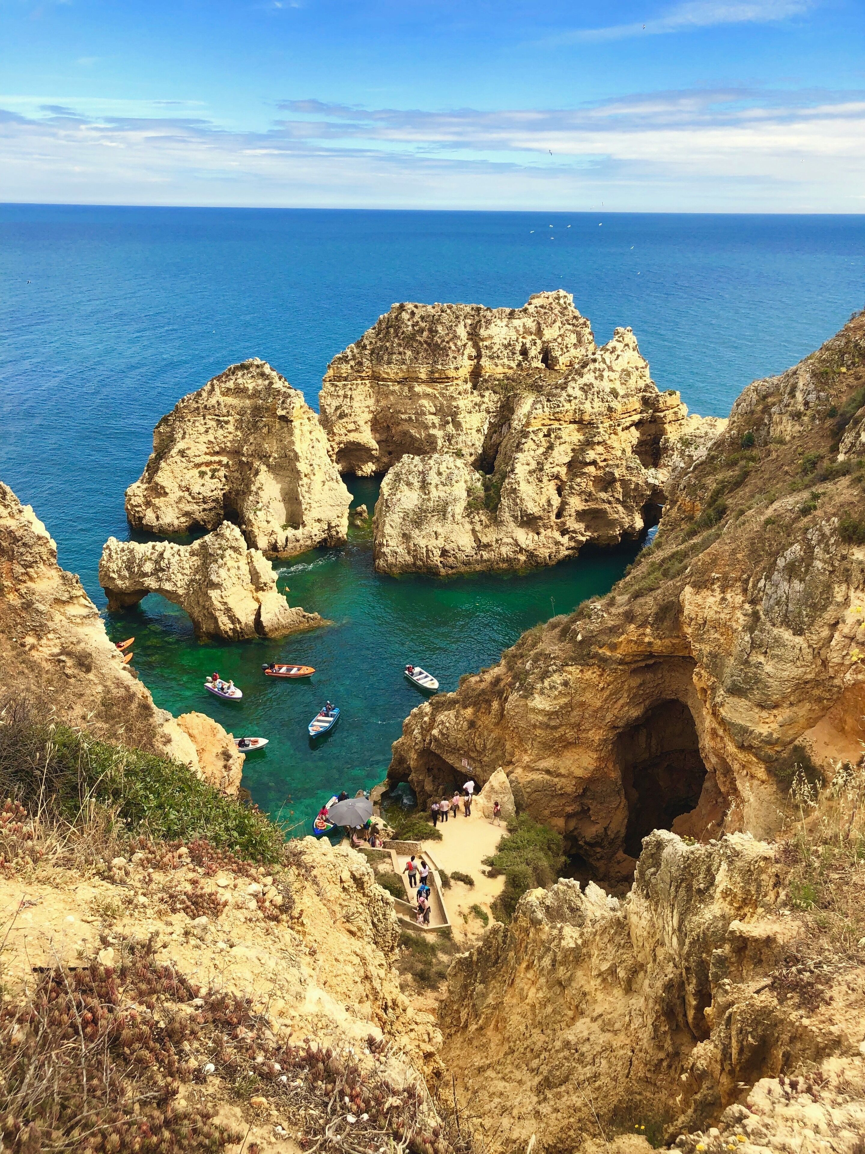 Locals offer tours of the caves along the coast - especially unique in low tide
#lifeatexpedia