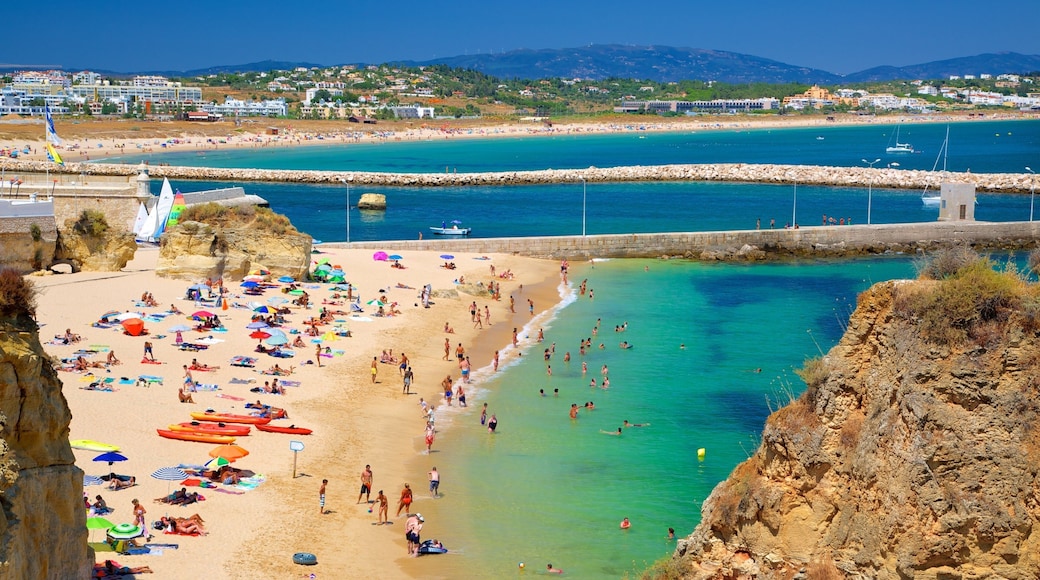Lagos mostrando una playa de arena, una localidad costera y vistas